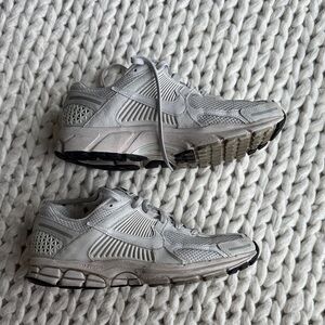 Nike Men's white Vomeros sz 9